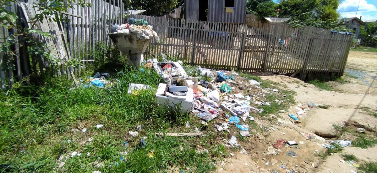 Morador denuncia falta de coleta de lixo em Rua do Ana Vieira, em Sena: “A situação está precária”