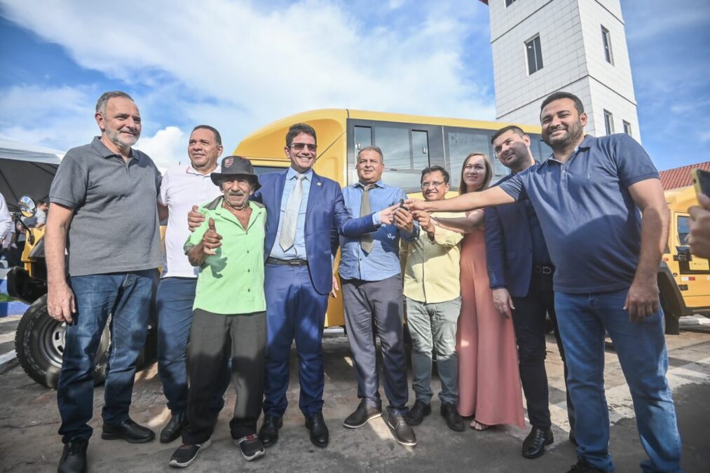 No aniversário de Mâncio Lima, governo investe quase R$ 6 milhões com cessão de veículos, entrega de equipamentos e regularização fundiária