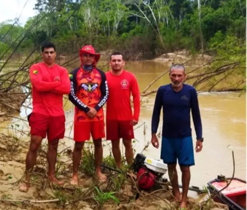 Embarcação naufraga no rio Caeté, em Sena Madureira; Bombeiros resgatam canoa e motor