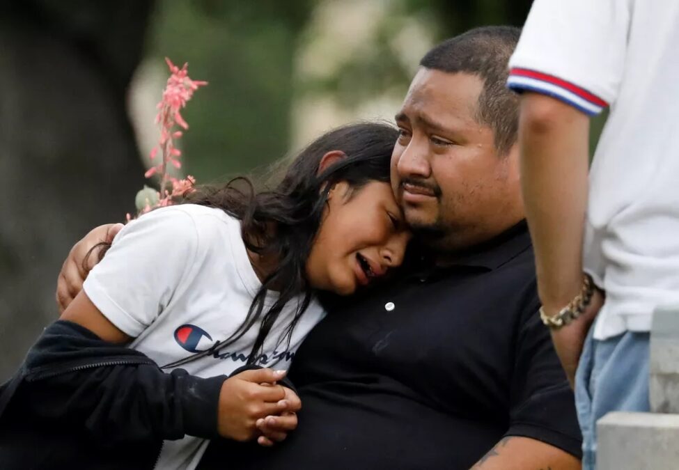 Atirador mata 18 crianças e professora em escola no Texas