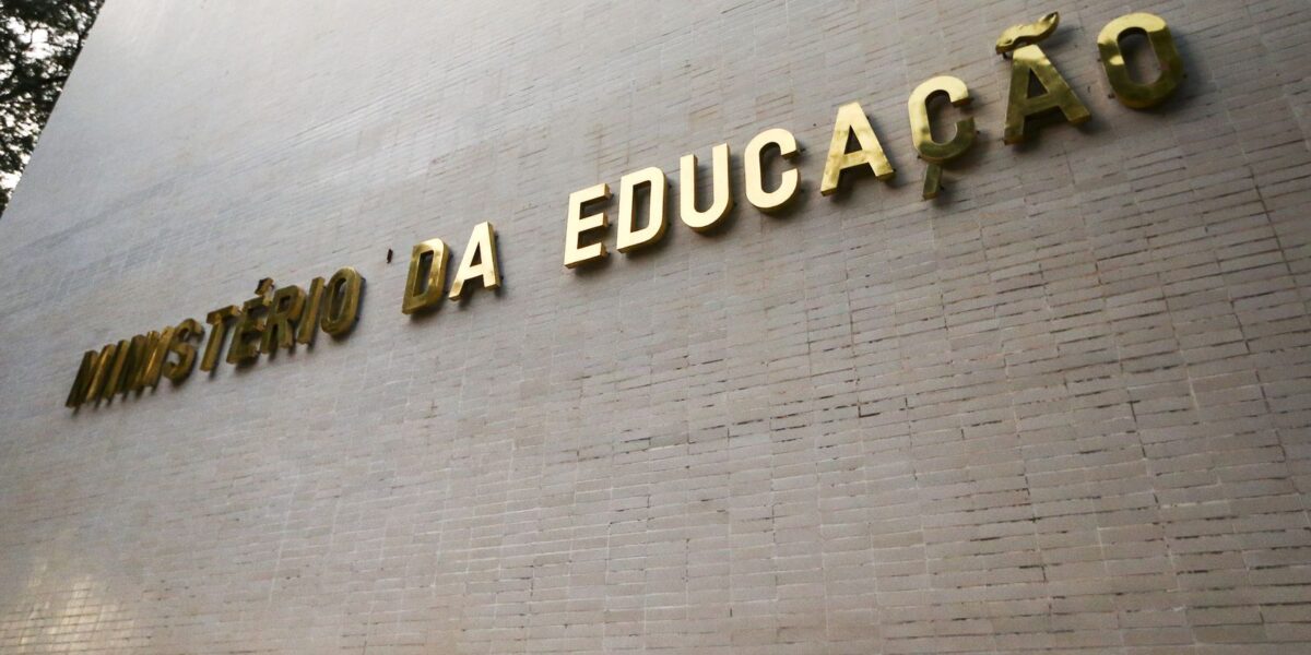 Corte de R$ 1 bi em verbas do MEC afeta reformas de escolas e o Enem
