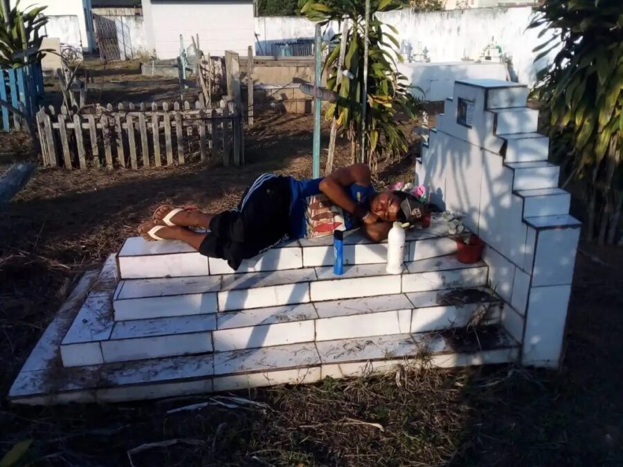 Em Manoel Urbano homem dorme em cima de túmulo para homenagear familiar