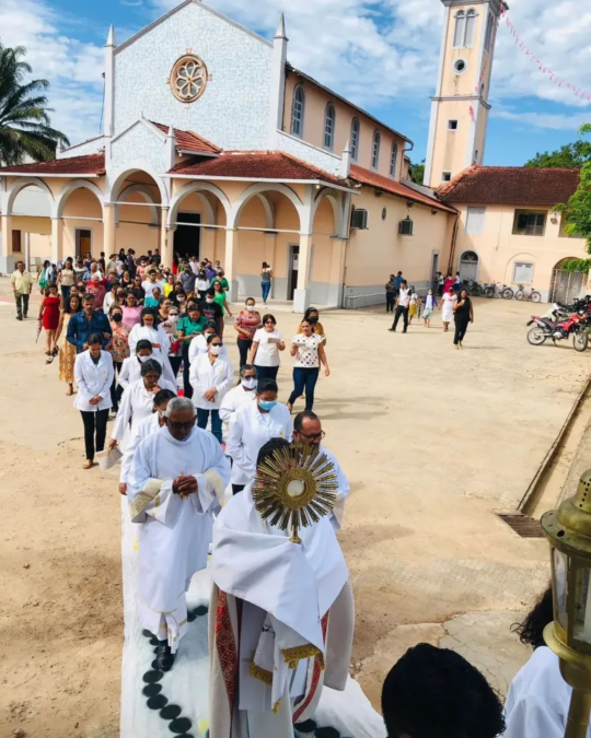 Em Sena Madureira Católicos celebram Corpus Christi com confecção de tapetes e procissão