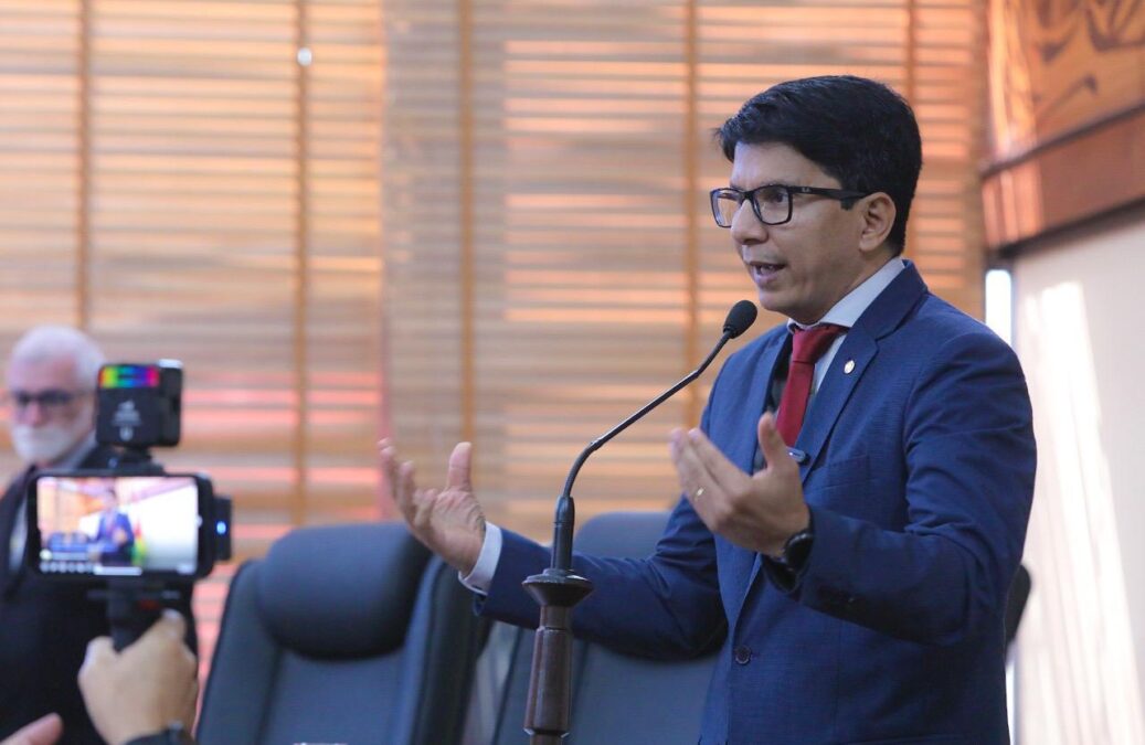 Jenilson questiona falta de vagas para vários profissionais de saúde em concurso da Sesacre: “Falta de sensibilidade”