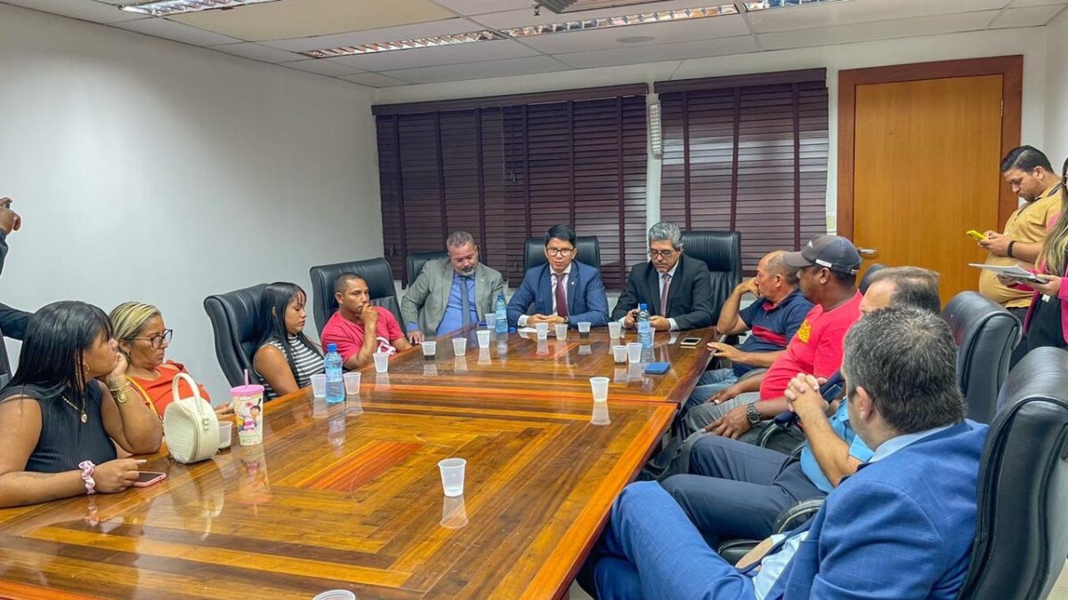 Famílias retiradas de área no Irineu Serra são recebidas na Aleac por deputados e Governo