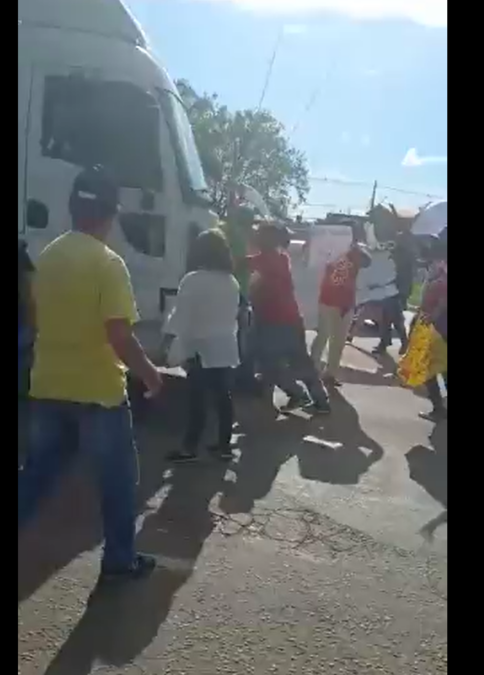 Motorista invade bloqueio feito por estudantes da UFAC e por pouco não provoca um desastre