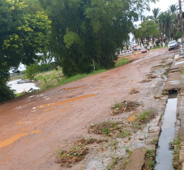 Rua Sargento Souza no centro de Sena Madureira está praticamente intrafegável, dizem comerciantes