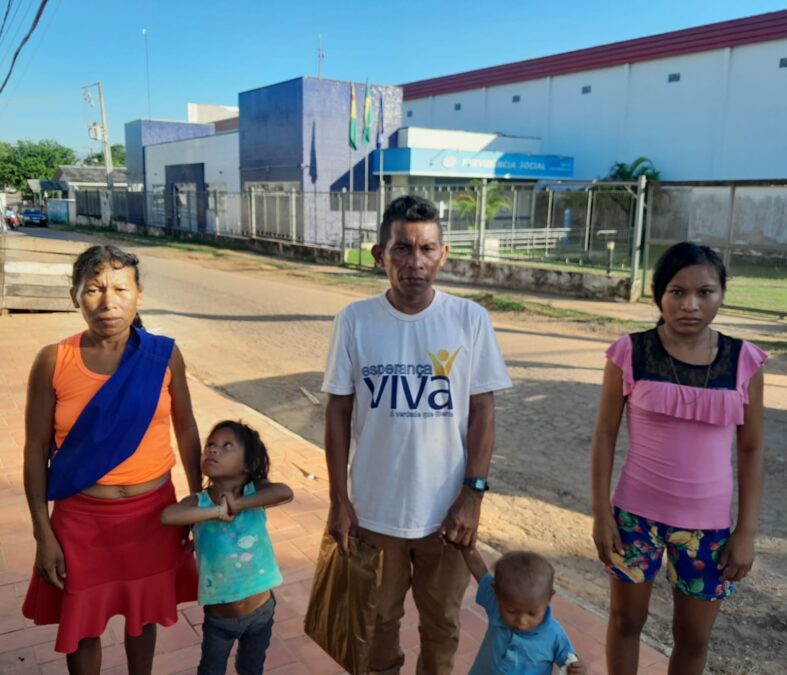Família indígena de Manoel Urbano busca atendimento em Sena e encontra INSS de portas fechadas