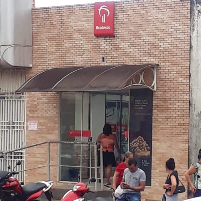 Descaso: Aposentados reclamam falta de dinheiro no único caixa do Bradesco de Sena; “E ninguém informa nada”, relatam