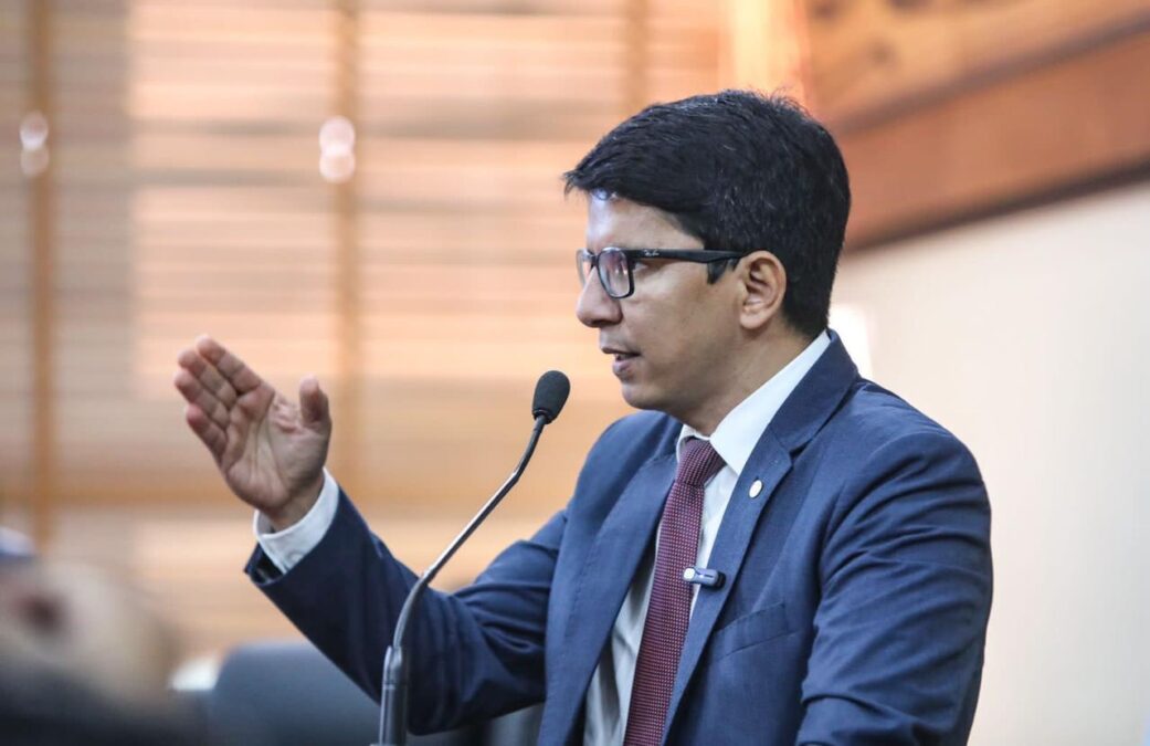 Após Governo dizer que não tem dipirona endovenosa para vender no Acre, Jenilson compra em farmácia local e doa ao Pronto Socorro