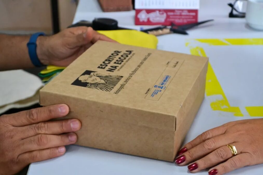 Escritor acreano distribui livros autorais para escolas de área rural em Rio Branco