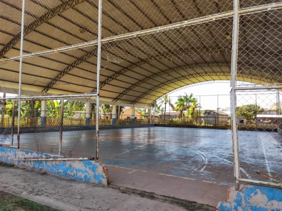 Moradores do Segundo Distrito de Sena cobram promessa do prefeito sobre reforma de quadra esportiva