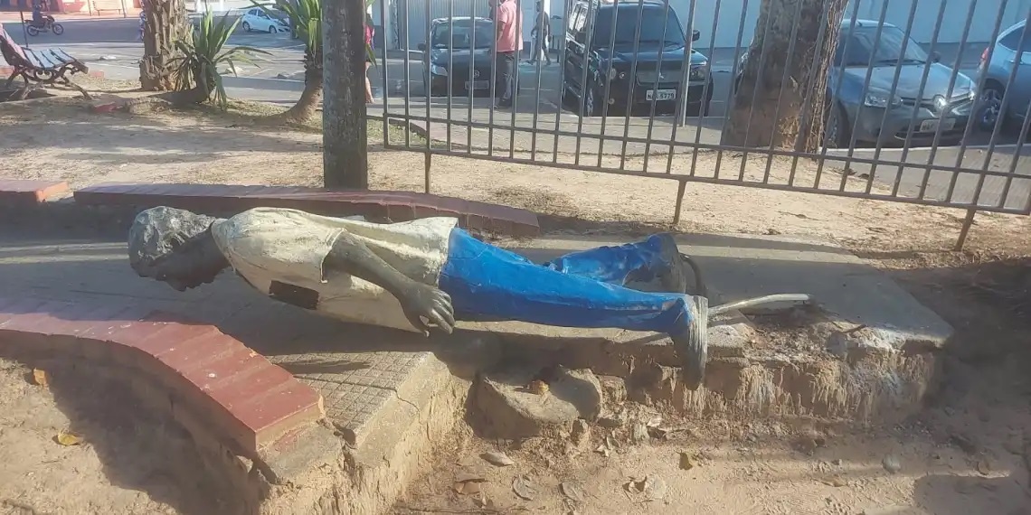Estátua de Chico Mendes é alvo de vândalos e Polícia Civil investiga o caso