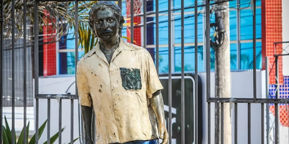 Após protestos estátua de Chico Mendes é reimplantada