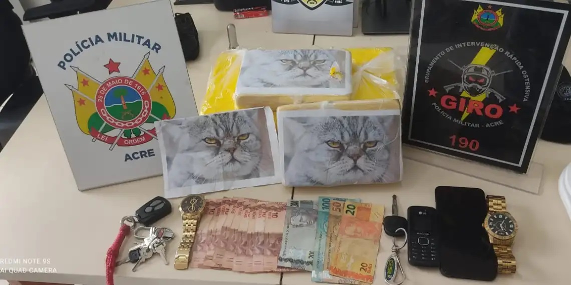 Dois homens foram presos em flagrante com oito ‘tijolos’ de drogas, em Rio Branco