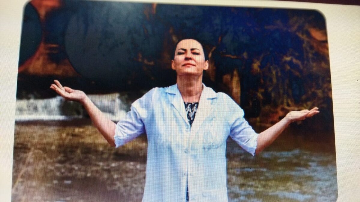 Marcia Bittar se converte ao protestantismo em batismo nas águas: “Morro para o mundo e nasço para Deus”