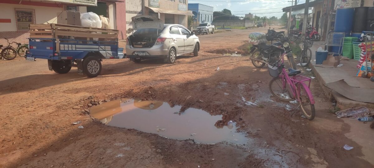 Comerciantes do centro de Sena reclamam de rua em condições precárias e cobram da prefeitura melhorias