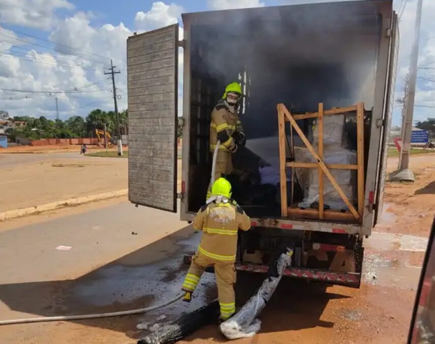 Caminhão transportando produtos químicos pega fogo próximo a Sena Madureira