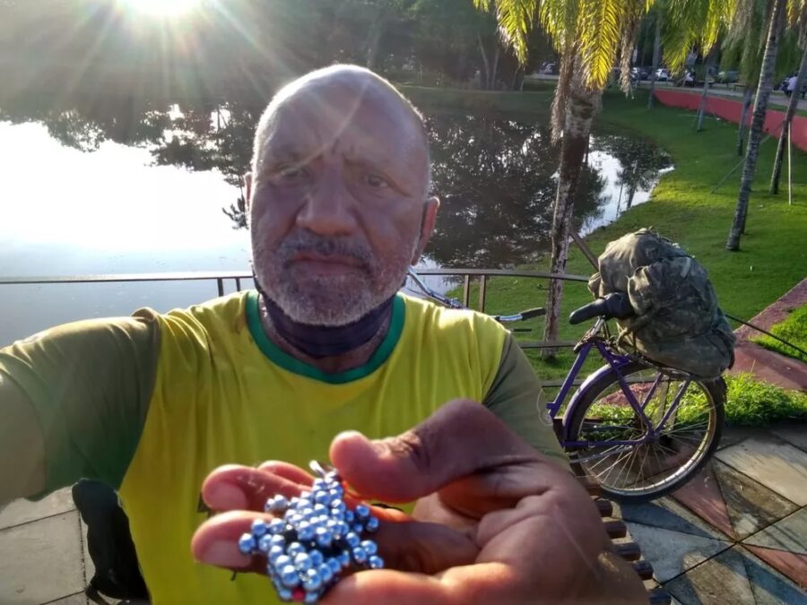 Veterinário morador de rua, faz agronomia na UFAC e sobrevive da venda de artesanato