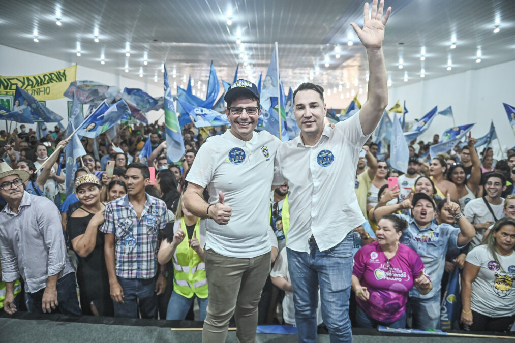 Ao som de “Meu governador e meu senador”, Gladson e Ney caminham pelo centro de Rio Branco e inauguram comitê de campanha