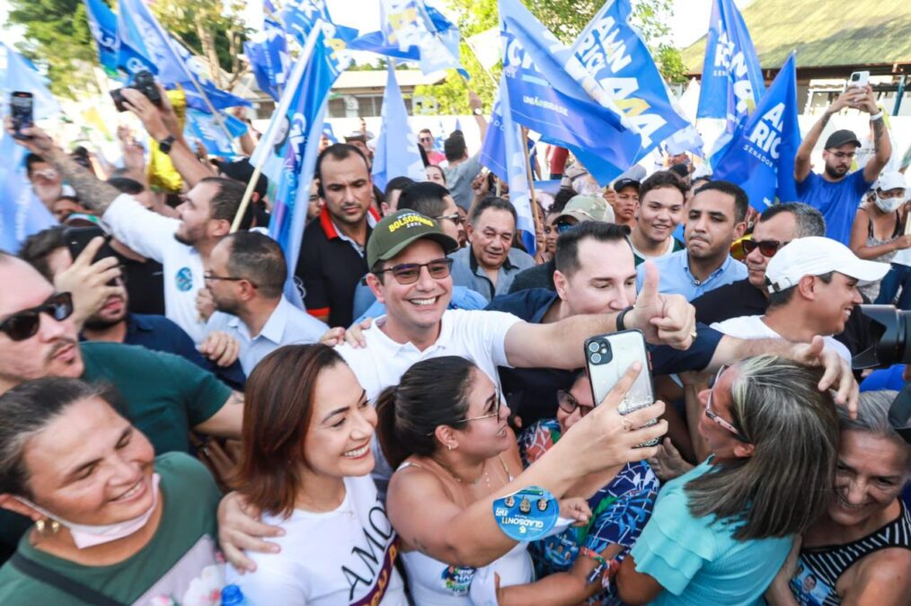 Gladson e Mailza iniciam campanha de rua e são abraçados pela população em grande caminhada na Baixada da Sobral
