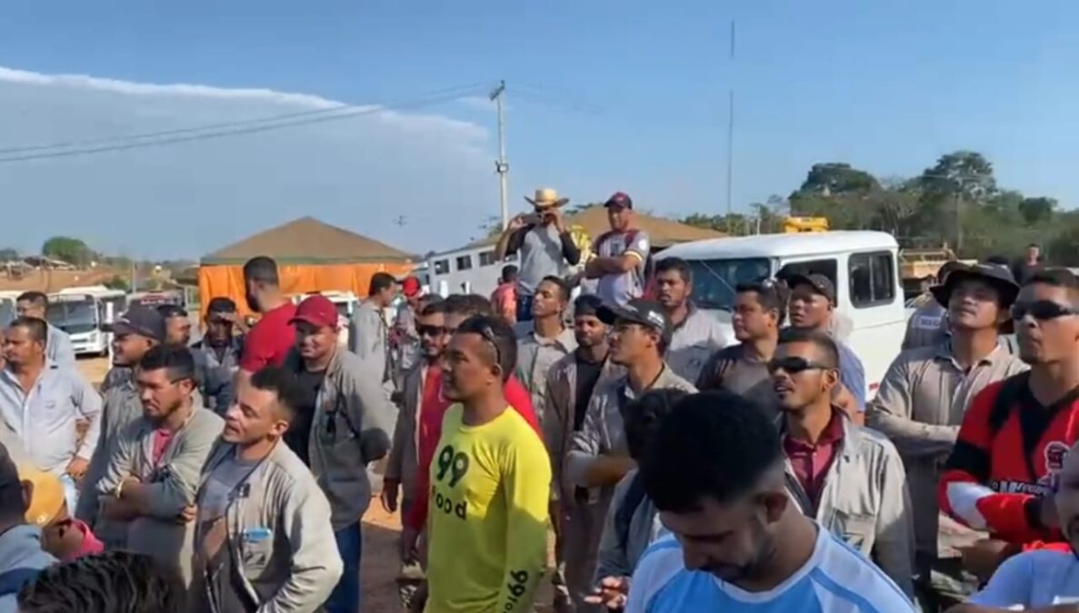 Trabalhadores que atuam na construção do linhão de Cruzeiro do Sul a Rio Branco paralisam obras por insalubridade e falta de pagamento