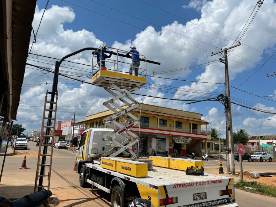 Governo atende pedido do Deputado Gerlen Diniz e está implantando mais dois semáforos em Sena Madureira