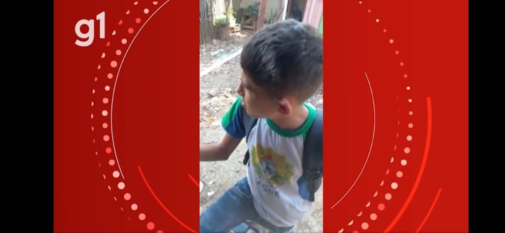 Menino autista chega da escola sujo de corretivo e mãe denuncia bullying