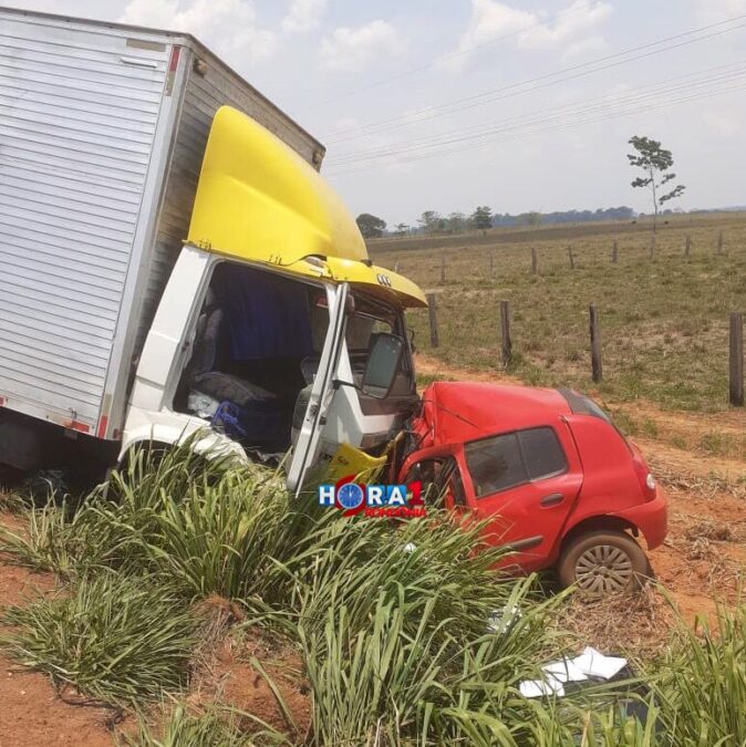 Colisão frontal entre caminhão e carro deixa duas vítimas fatais na BR-364