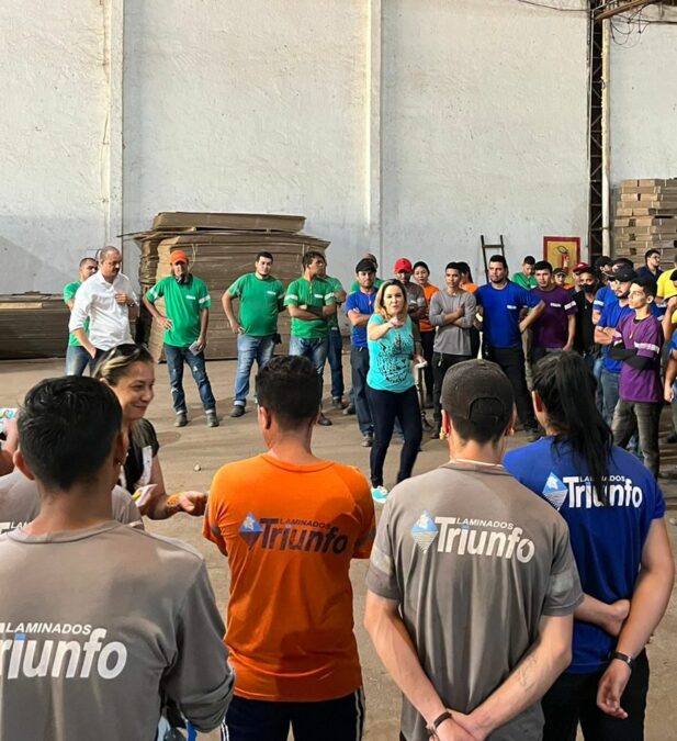 Pré-candidato à Câmara, Mirla Miranda faz visita a Laminados Triunfo
