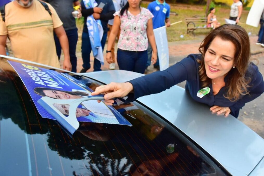 Mara participa de adesivaço na Praça Namoradeira, no Canal da Maternidade