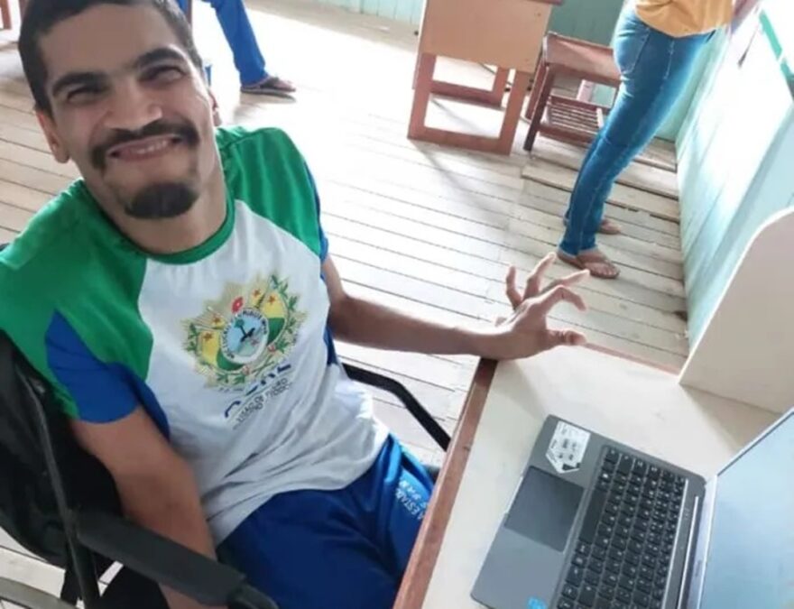 Após doações, estudante com deficiência realiza sonho de comprar notebook no Acre