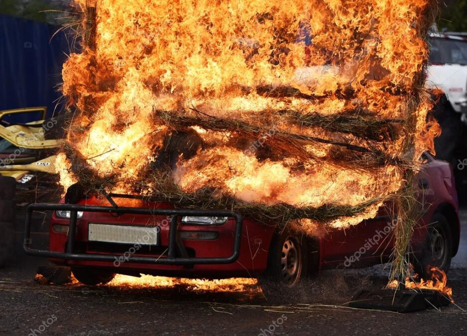 Carro de funcionário do Samu sofre curto circuito e pega fogo em via pública de Rio Branco