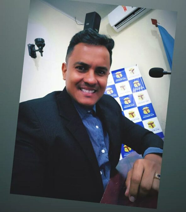 Elvis Dany denuncia que servidores da prefeitura estão fazendo campanha para a esposa do prefeito em horário de expediente