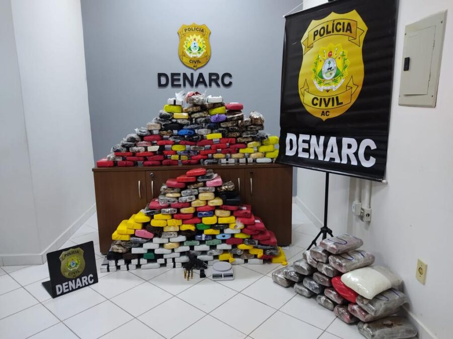 Polícia no Acre apreende mais de 200 kg de drogas, armas e coletes