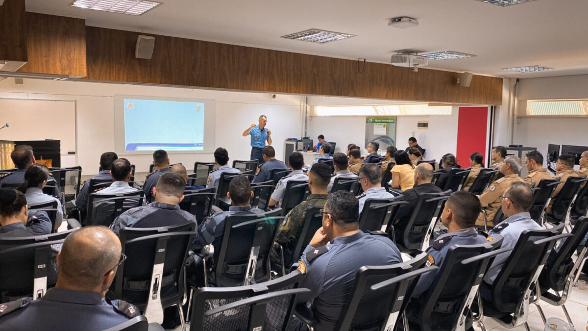Major da PMAC ministra aula de Direito Militar a oficiais do Mato Grosso