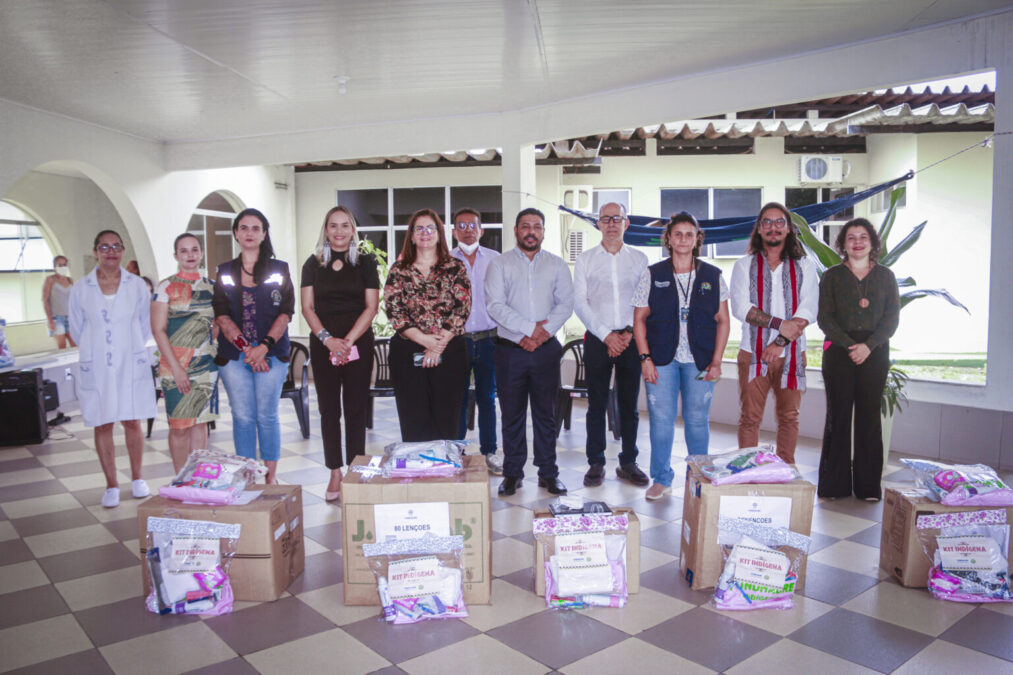 Fundhacre entrega kits indígenas e redes para uso nas enfermarias