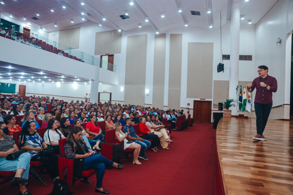 Governo do Acre brinda servidores com palestra de Rossandro Klinjey na segunda noite da Semana do Servidor