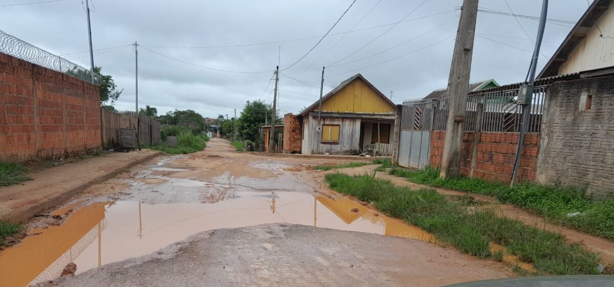 Moradores reclamam da buraqueira no Bairro Eugênio Areal, em Sena Madureira
