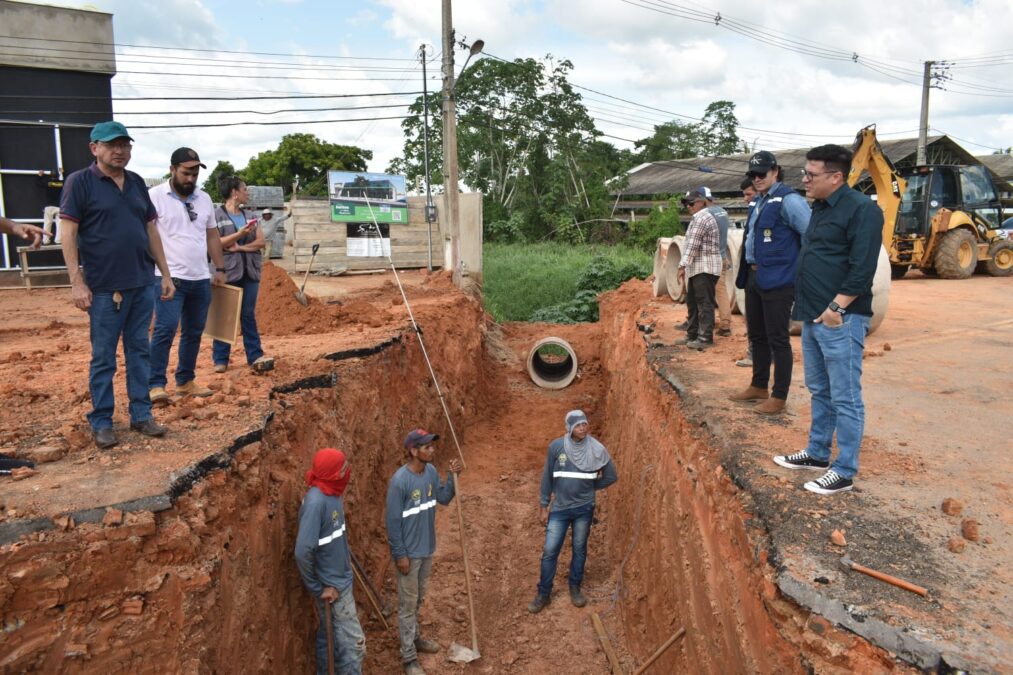 Estado vistoria implantação de galeria de drenagem na Avenida Brasil, em Sena Madureira