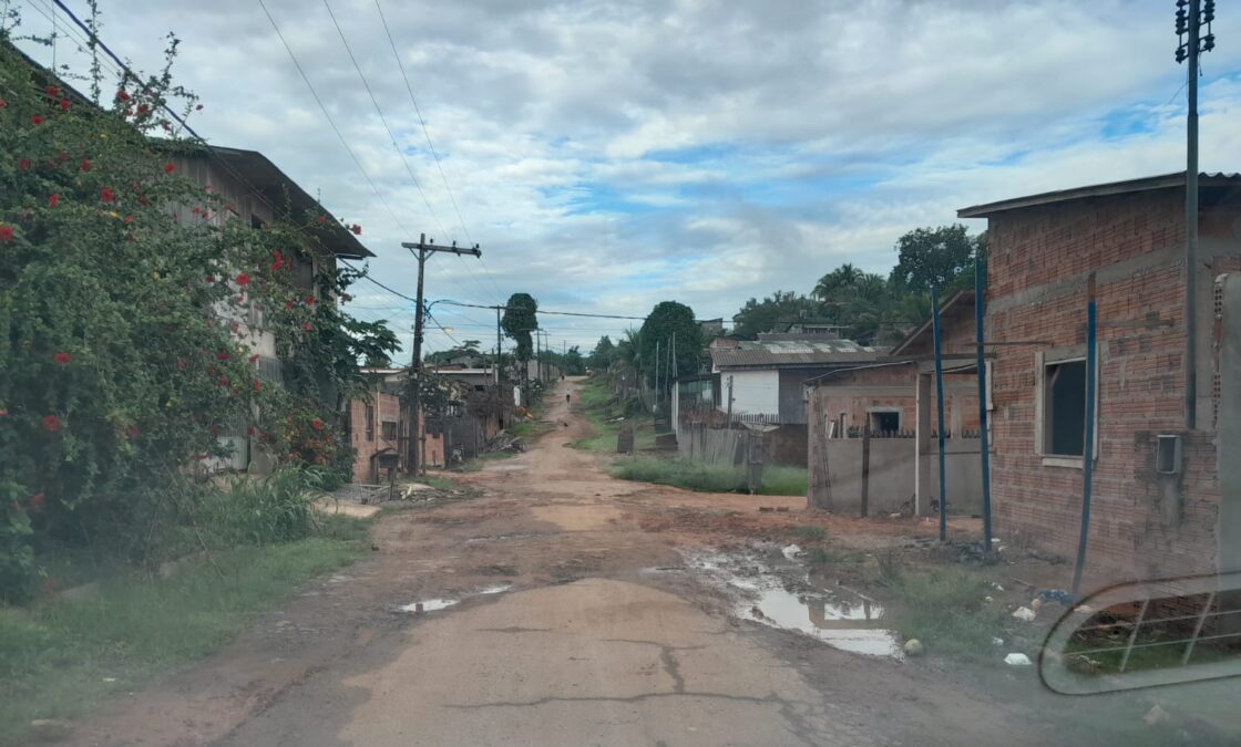 Moradores reivindicam melhoramento em Rua esburacada de Sena Madureira
