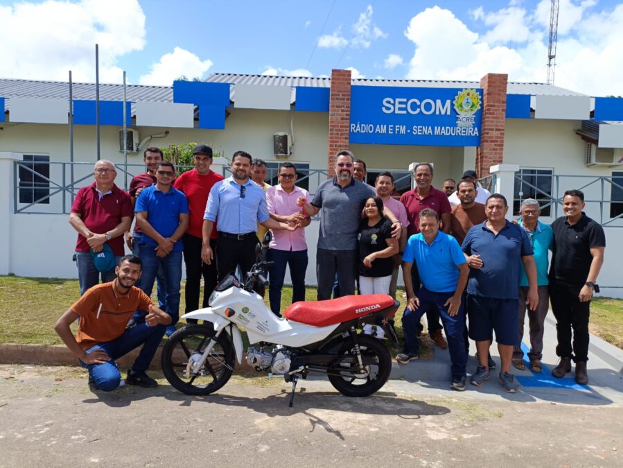 Alan Rick entrega motocicleta para a Rádio Difusora de Sena e garante carro 0 km em 2023