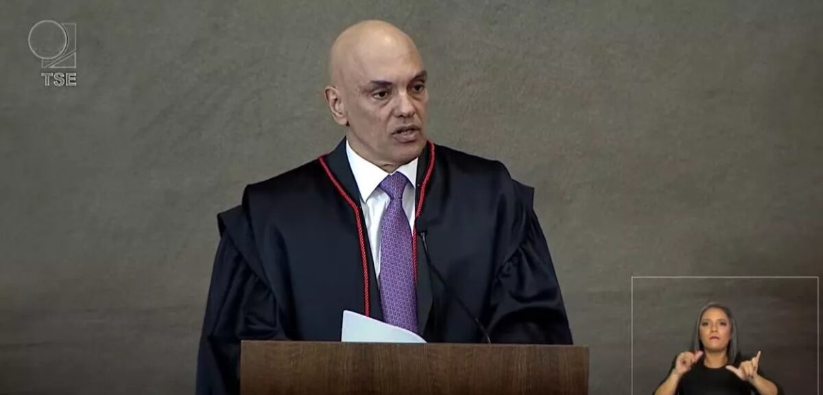 Moraes faz discurso duro contra extremismo e desinformação e promete punição “para que não volte a acontecer”