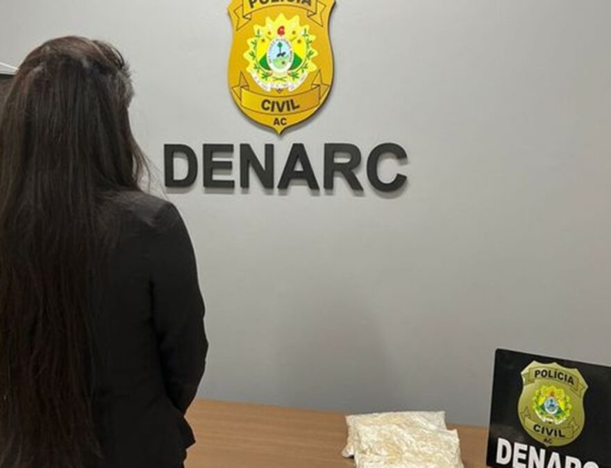 Polícia Civil prende mulher em flagrante com cocaína presa a cintura em rodoviária de Rio Branco