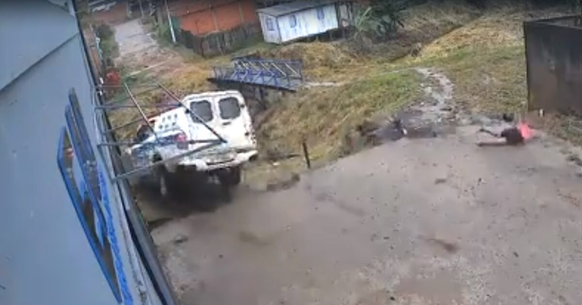 Vídeo: Viatura da PM cai dentro de córrego em momento de perseguição a dois suspeitos em Rio Branco