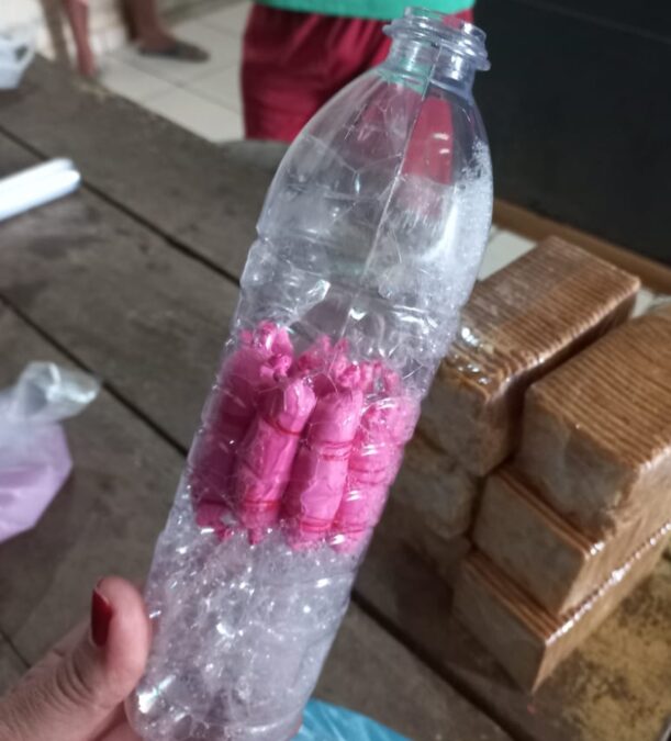 Polícia Penal de Sena flagra mulher e idoso tentando entrar com droga em garrafas de detergente no presídio
