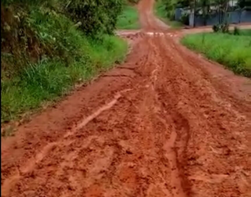 Morador do Pólo Elias Moreira em Sena mostras caos no acesso após chuvas e cobra promessa do prefeito Mazinho