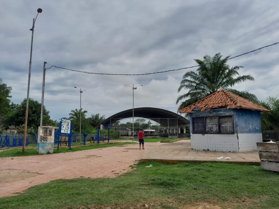 Praça do Segundo Distrito de Sena está abandonada; Moradores reclamam
