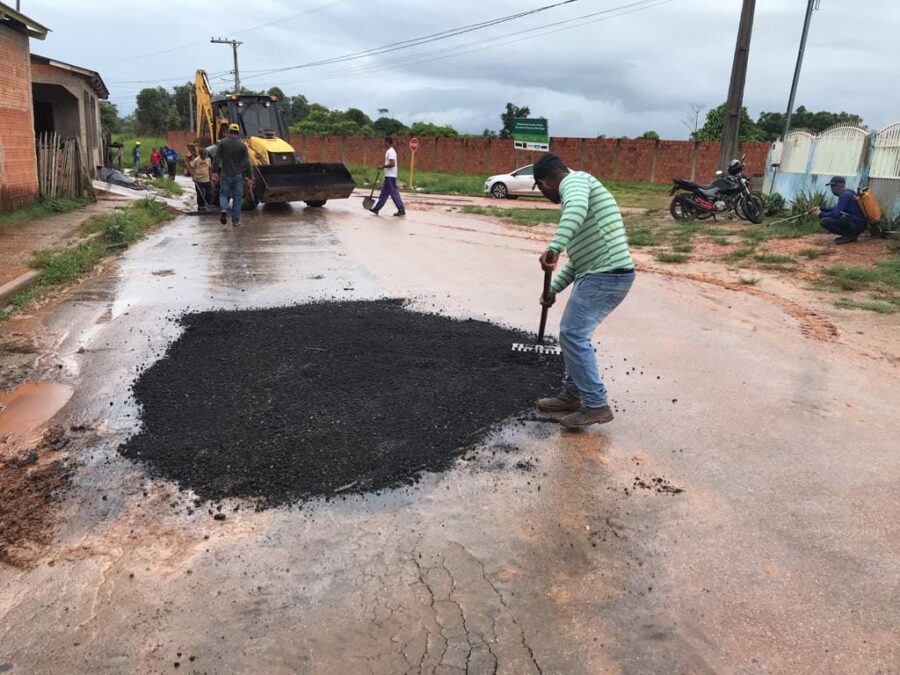 Com massa asfáltica da cessão da Usina de Asfalto, prefeitura de Sena executa serviço e tapa buraco na estada Xiburema