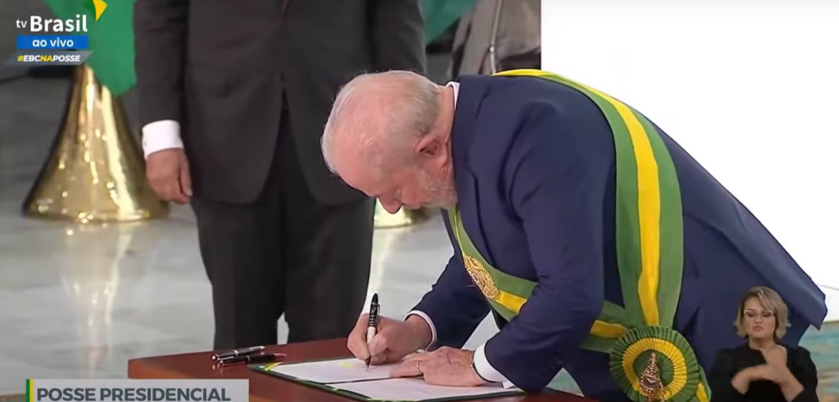 Presidente Lula revoga vários decretos de Bolsonaro e garante R$ 600 ao Bolsa Família
